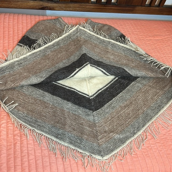 Vintage Quiaqueno Brown Tan Fringe Alpaca Llama Wool Poncho Pom Pom drawstring - Picture 10 of 15